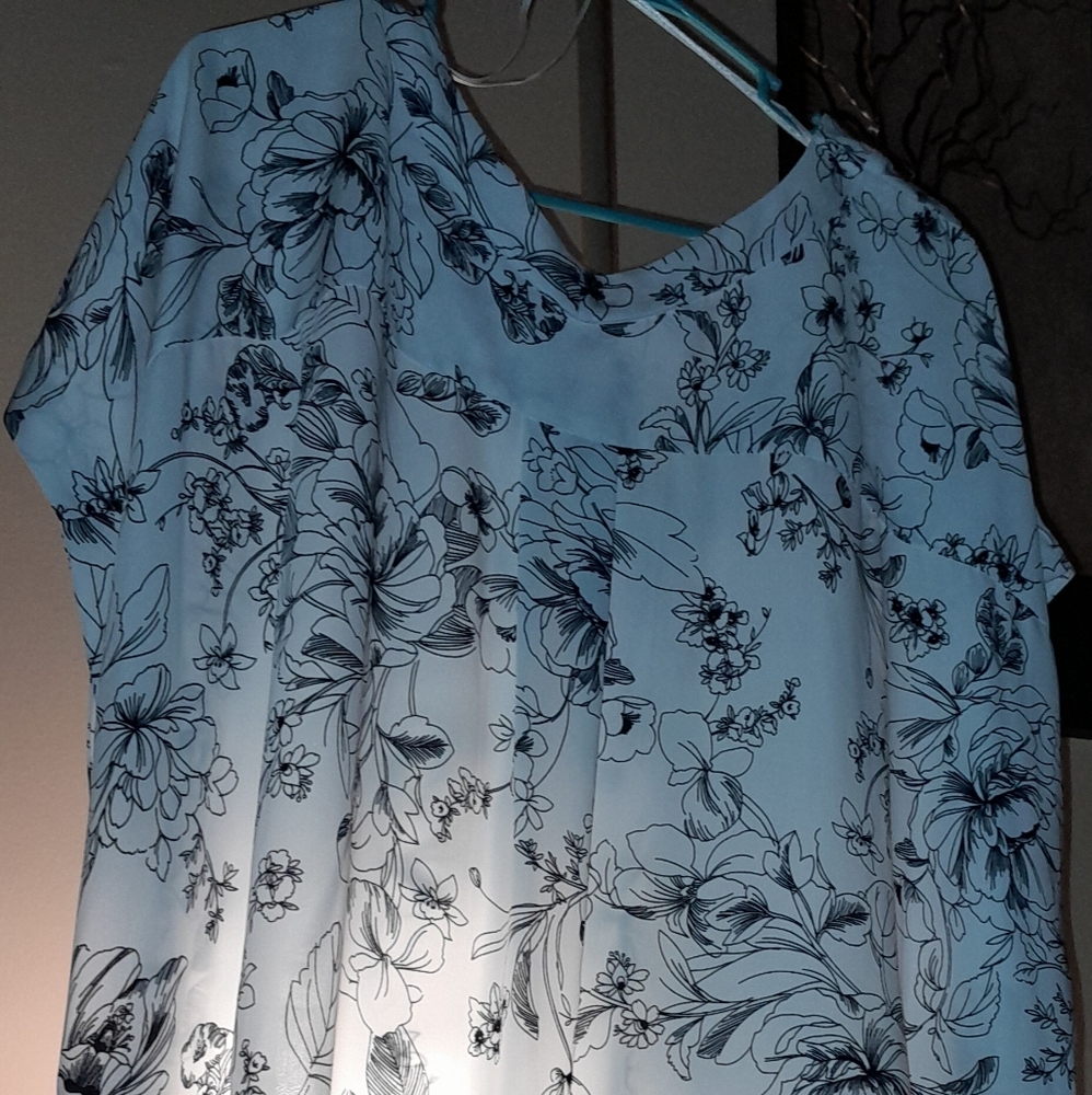 WOMENS 3X PLUS SIZE BLACK & WHITE SHORT SLEEVE 👚 BLOUSE. V NECK BRAND NEW!